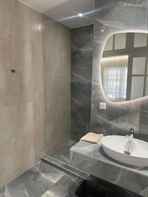 Eclectic Apartment Near Downtown Ираклио Екстериор снимка