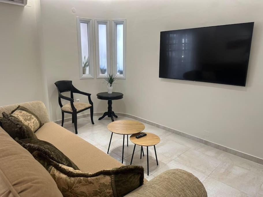 Eclectic Apartment Near Downtown Ираклио Екстериор снимка